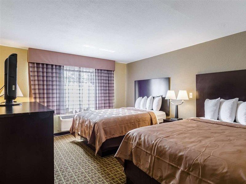 Rodeway Inn Броктън Екстериор снимка