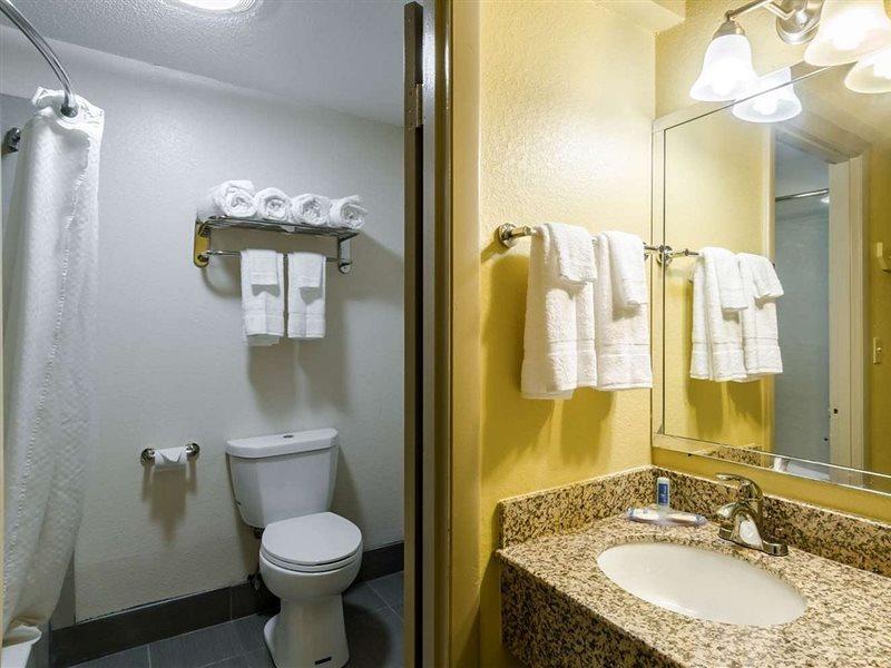 Rodeway Inn Броктън Екстериор снимка