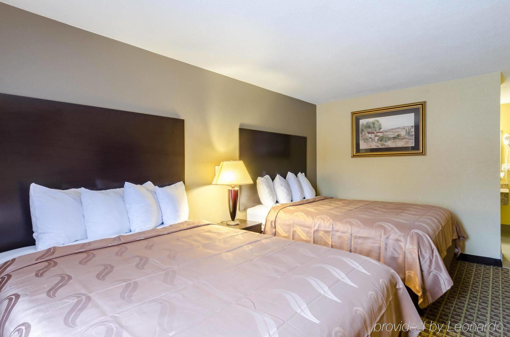 Rodeway Inn Броктън Екстериор снимка