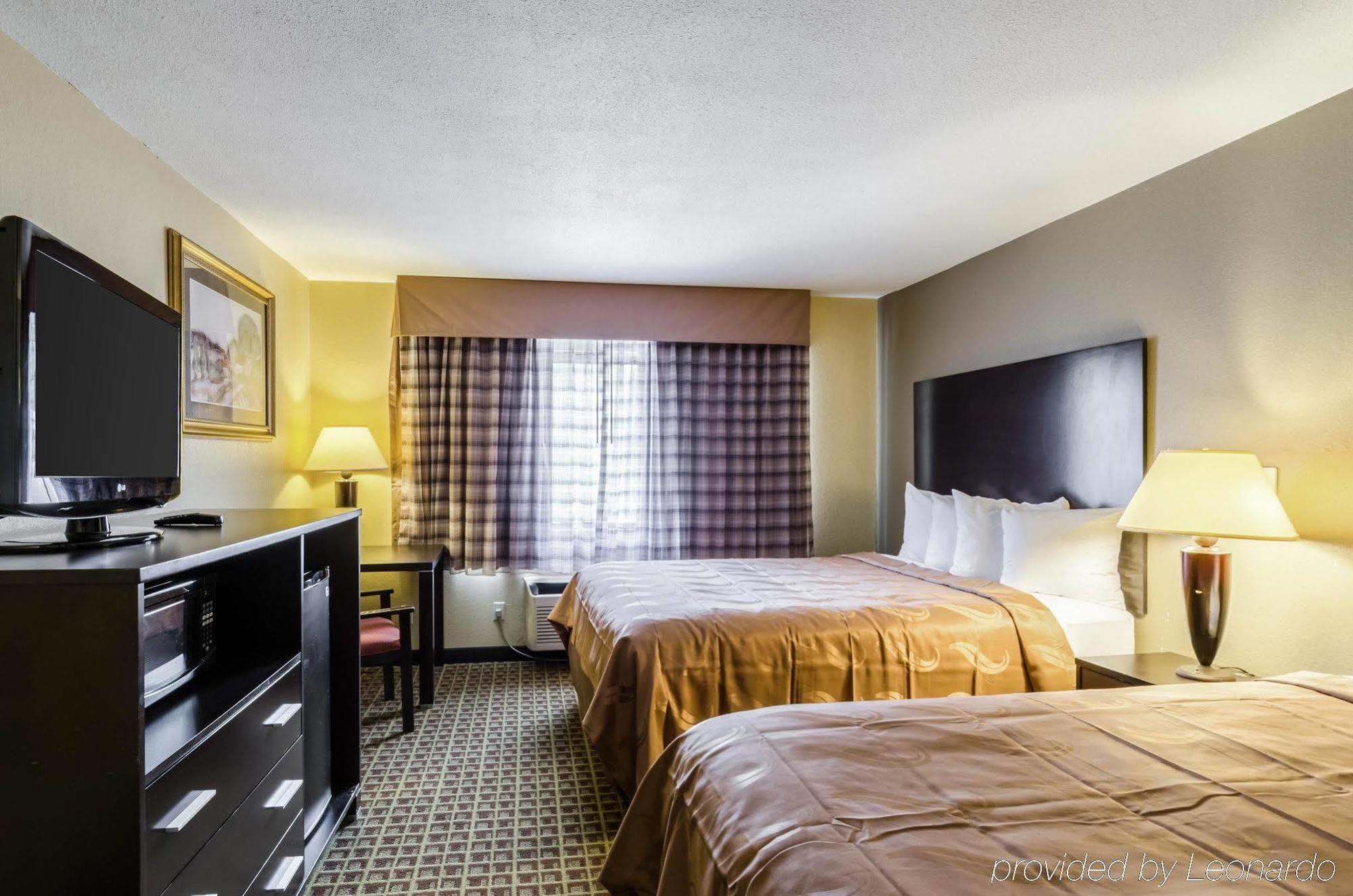 Rodeway Inn Броктън Екстериор снимка