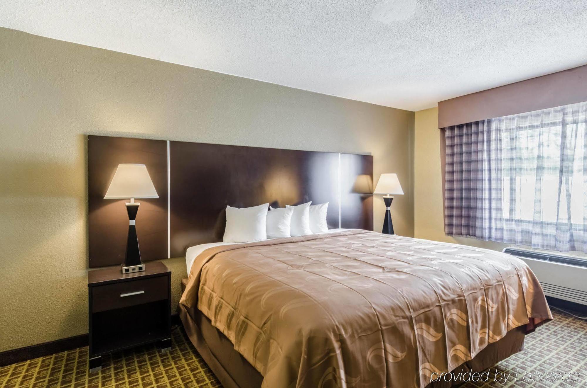 Rodeway Inn Броктън Екстериор снимка