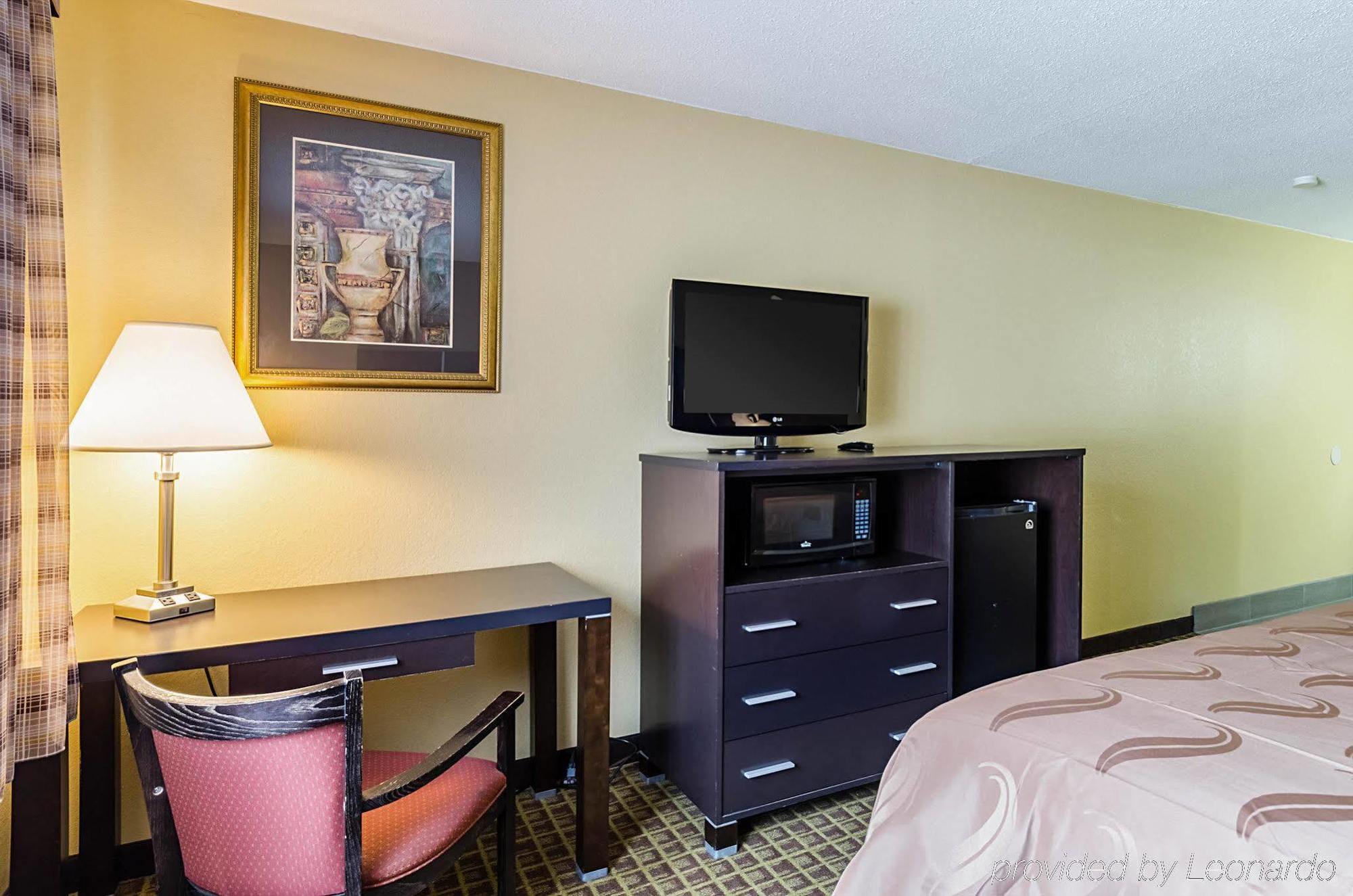 Rodeway Inn Броктън Екстериор снимка