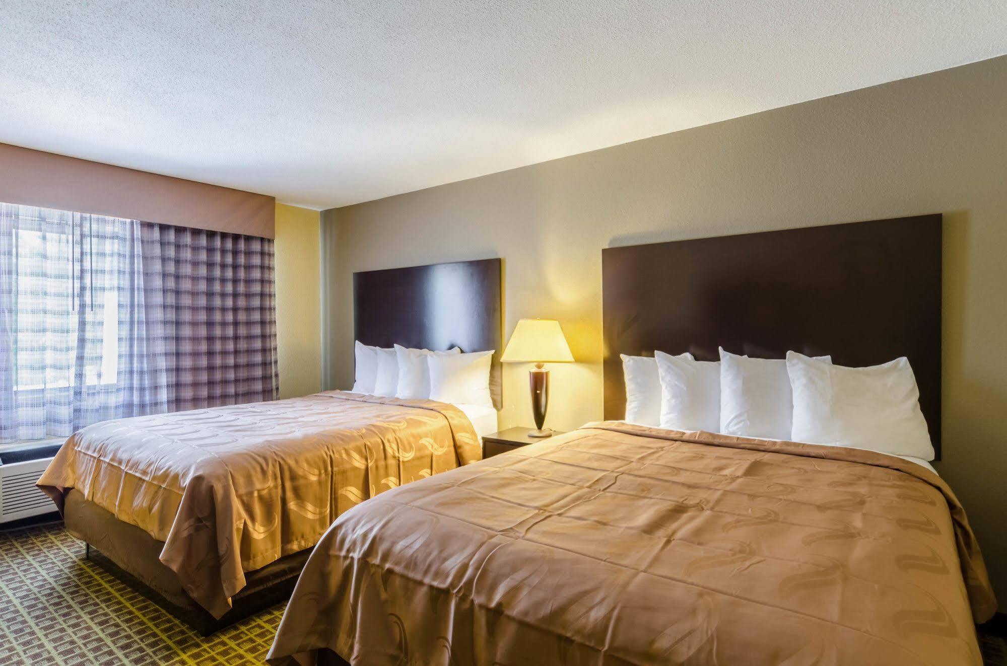 Rodeway Inn Броктън Екстериор снимка