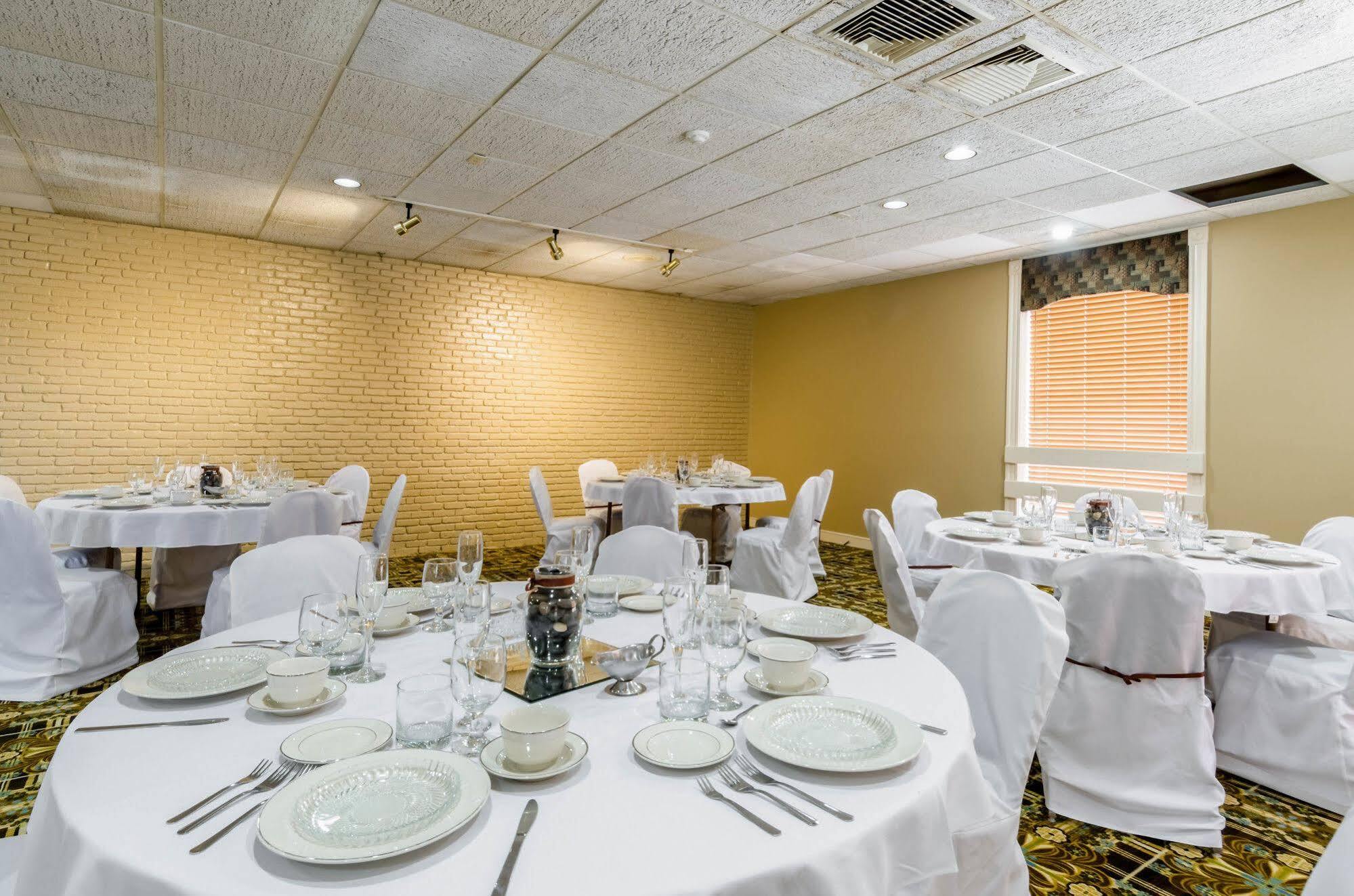 Rodeway Inn Броктън Екстериор снимка