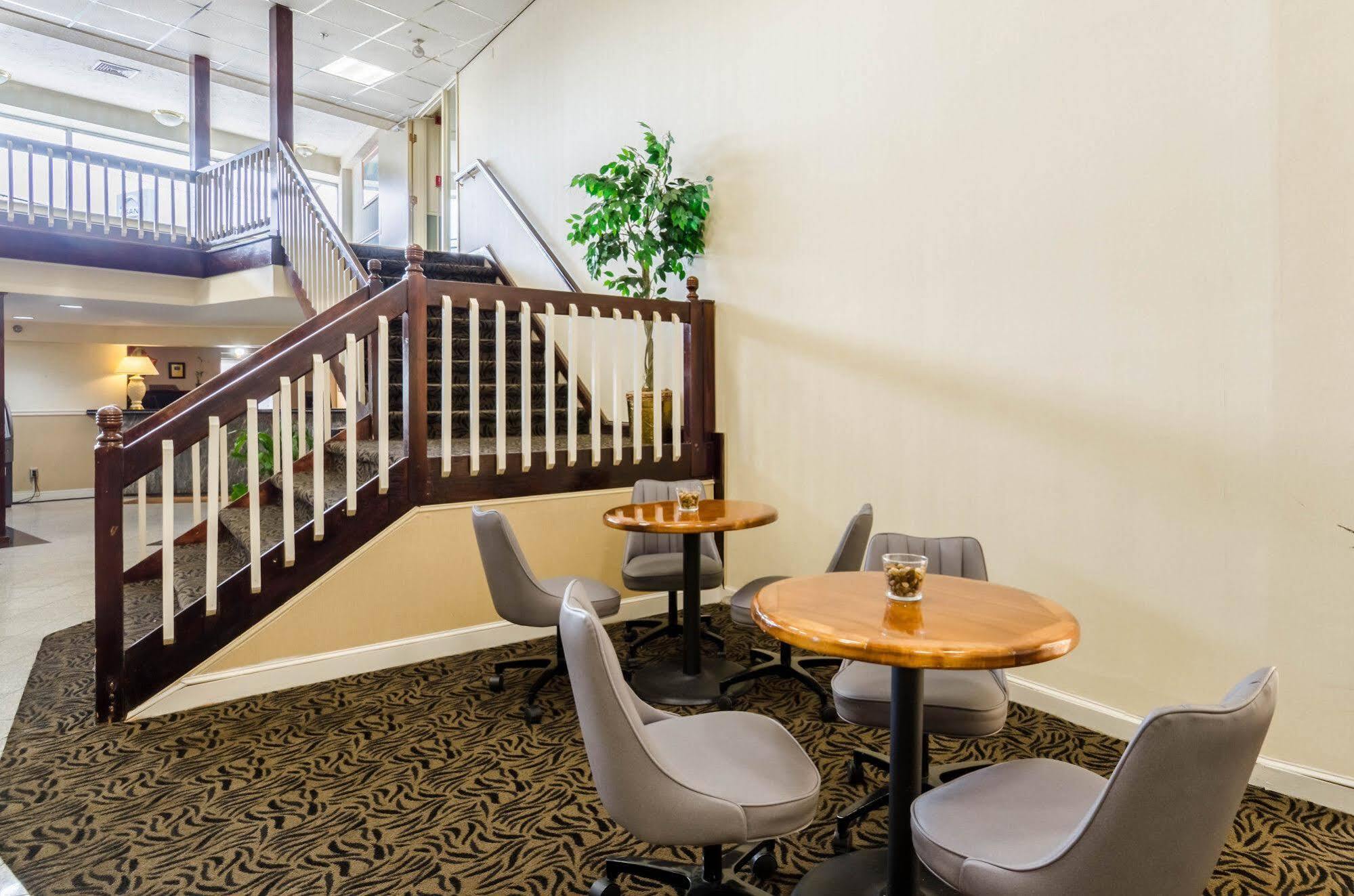 Rodeway Inn Броктън Екстериор снимка