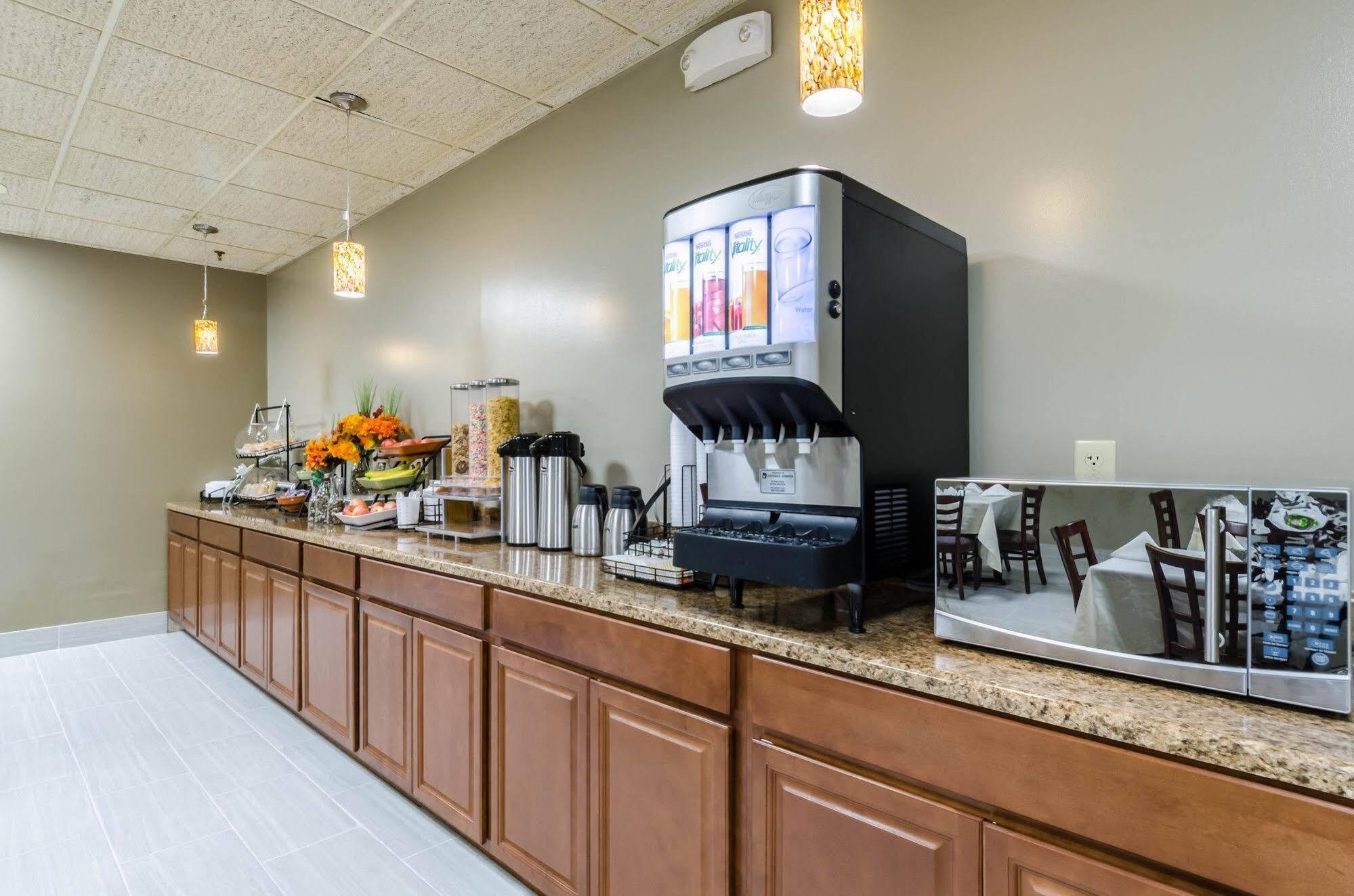 Rodeway Inn Броктън Екстериор снимка