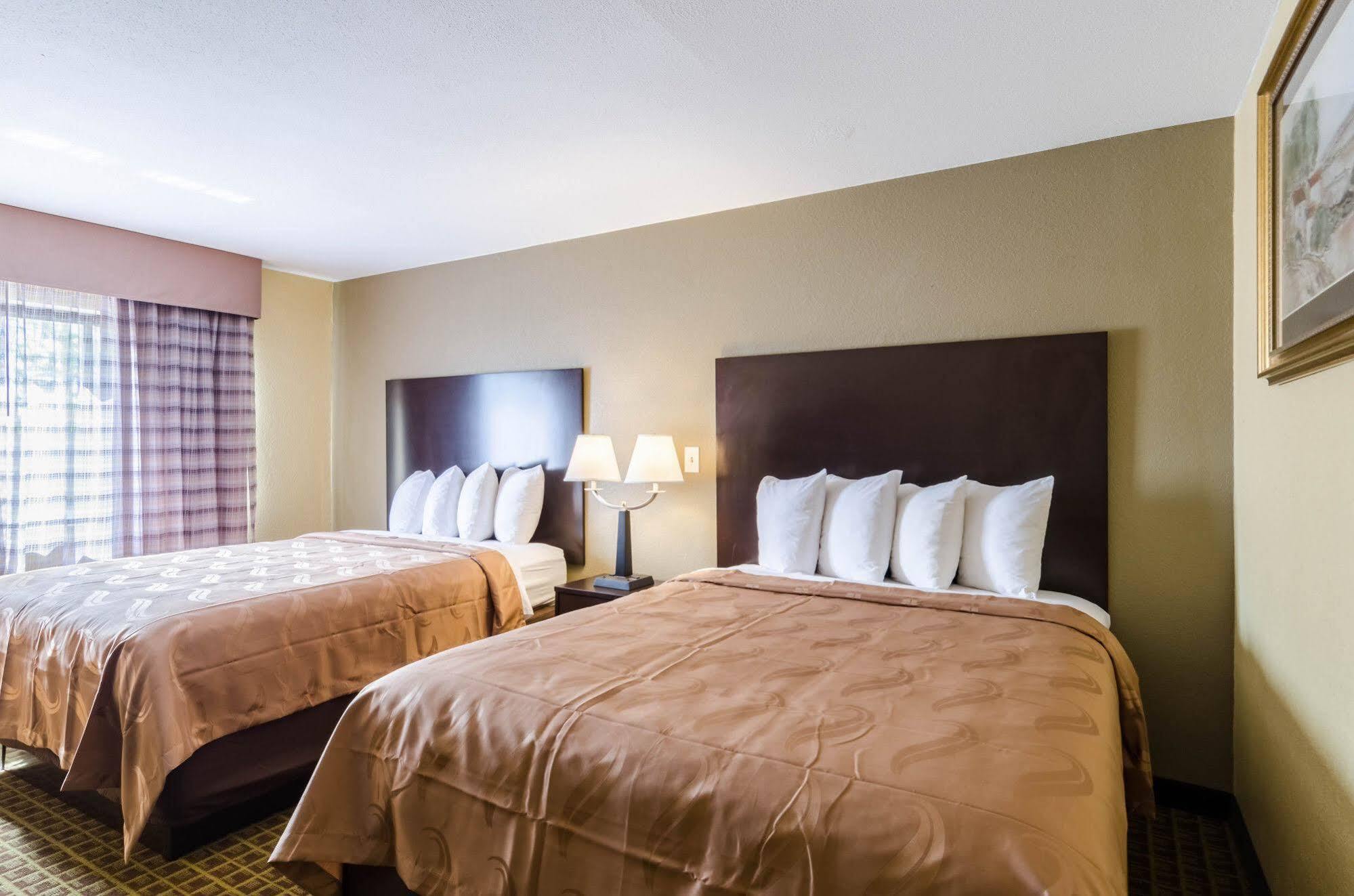 Rodeway Inn Броктън Екстериор снимка