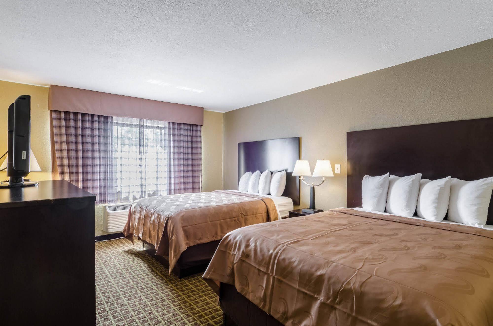 Rodeway Inn Броктън Екстериор снимка